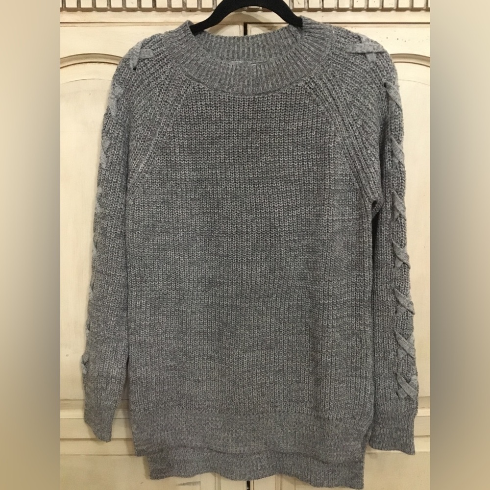 Alya Womenโs Gray Pullover Sweater With Crisscross Sleeve Detail Size XS EUC